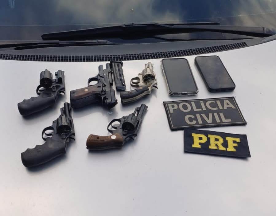 Armados até os dentes: Casal é preso com cinco revólveres e uma pistola na BR-304