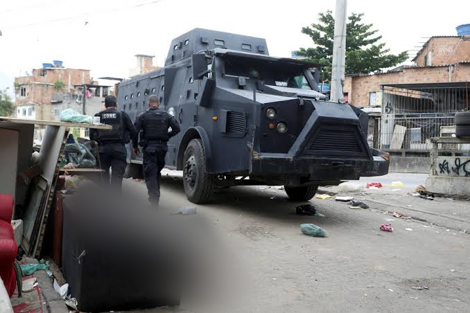 PortalBO/Rio – Bandido foge de barco e outro acaba morrendo durante tiroteio no Complexo da Maré