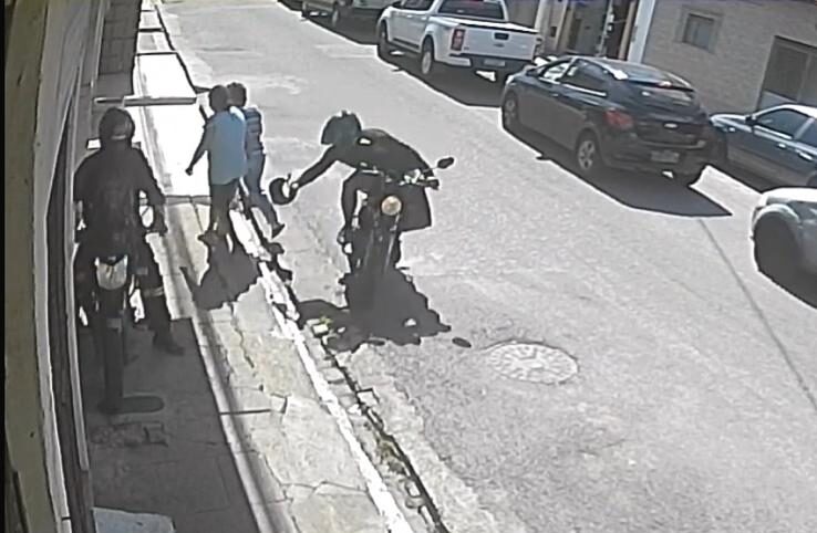 Rapidez e audácia: Motoqueiro ladrão rouba bolsa de mulheres nas quintas