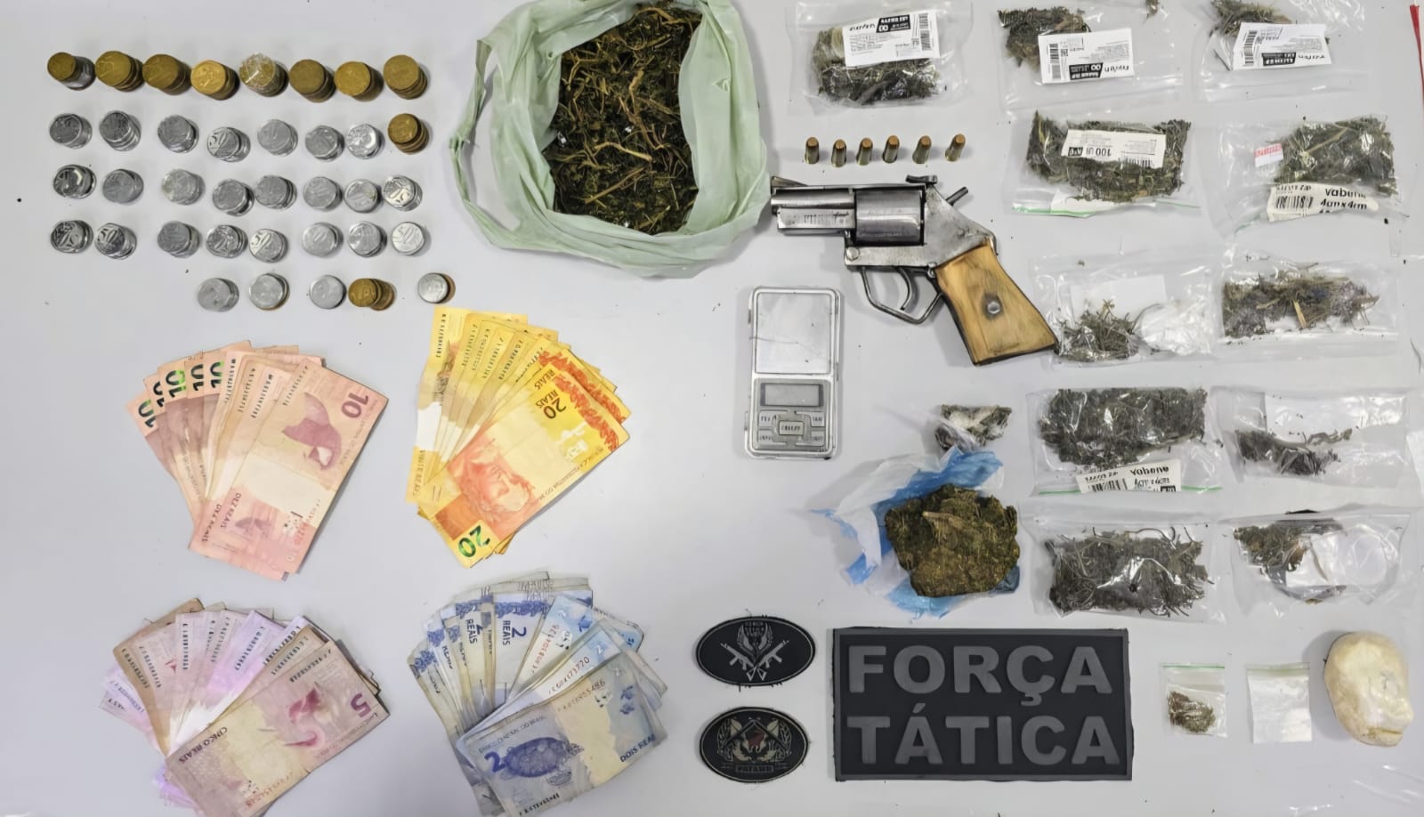 Pai é conduzido a polícia, após denúncia apontar filho como traficante em Nova Parnamirim