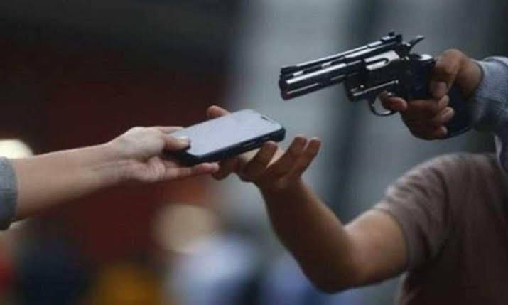 Jovem tem celular roubado, GPS aponta local onde está o aparelho, mas burocracia para recuperá-lo revolta mãe