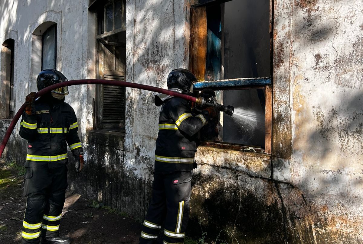 Bombeiros controlam incêndio na histórica Residência do Barão de Ceará-Mirim