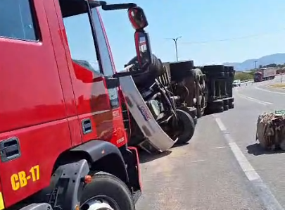 Bombeiros atuam em ocorrência de tombamento de caminhão com vazamento de óleo em Patu