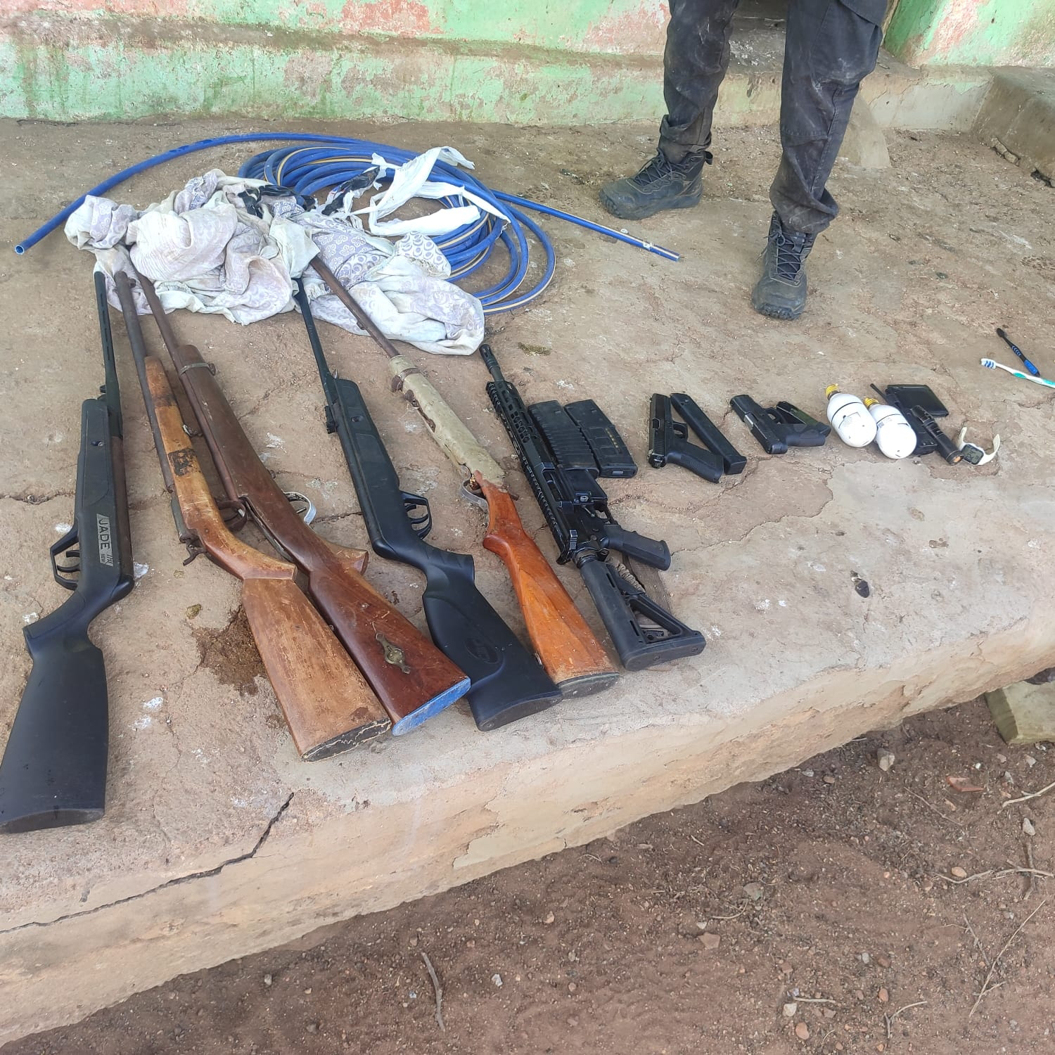 ARSENAL DE GUERRA: Operação da PM e PC apreendem oito armas, coletes camuflado e prende quatro homens em Tangará