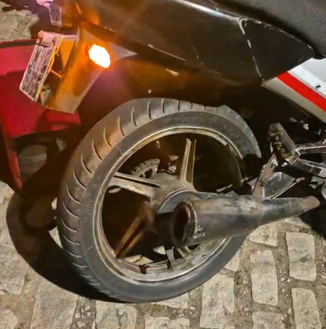 Homem é preso conduzindo moto embriagado e fazendo barulho com o escape do veículo