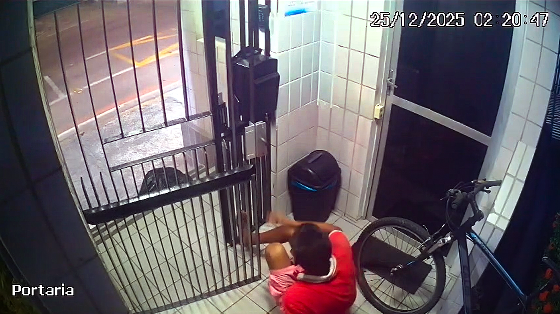 Vídeo: Homem é flagrado furtando bicicleta em condomínio na zona Sul de Natal