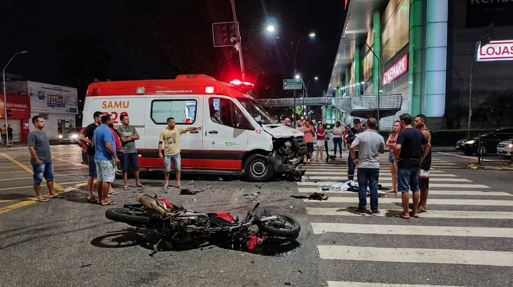 Grave acidente envolvendo ambulância do SAMU é registrado no cruzamento das Avenidas Nevaldo Rocha e Salgado Filho