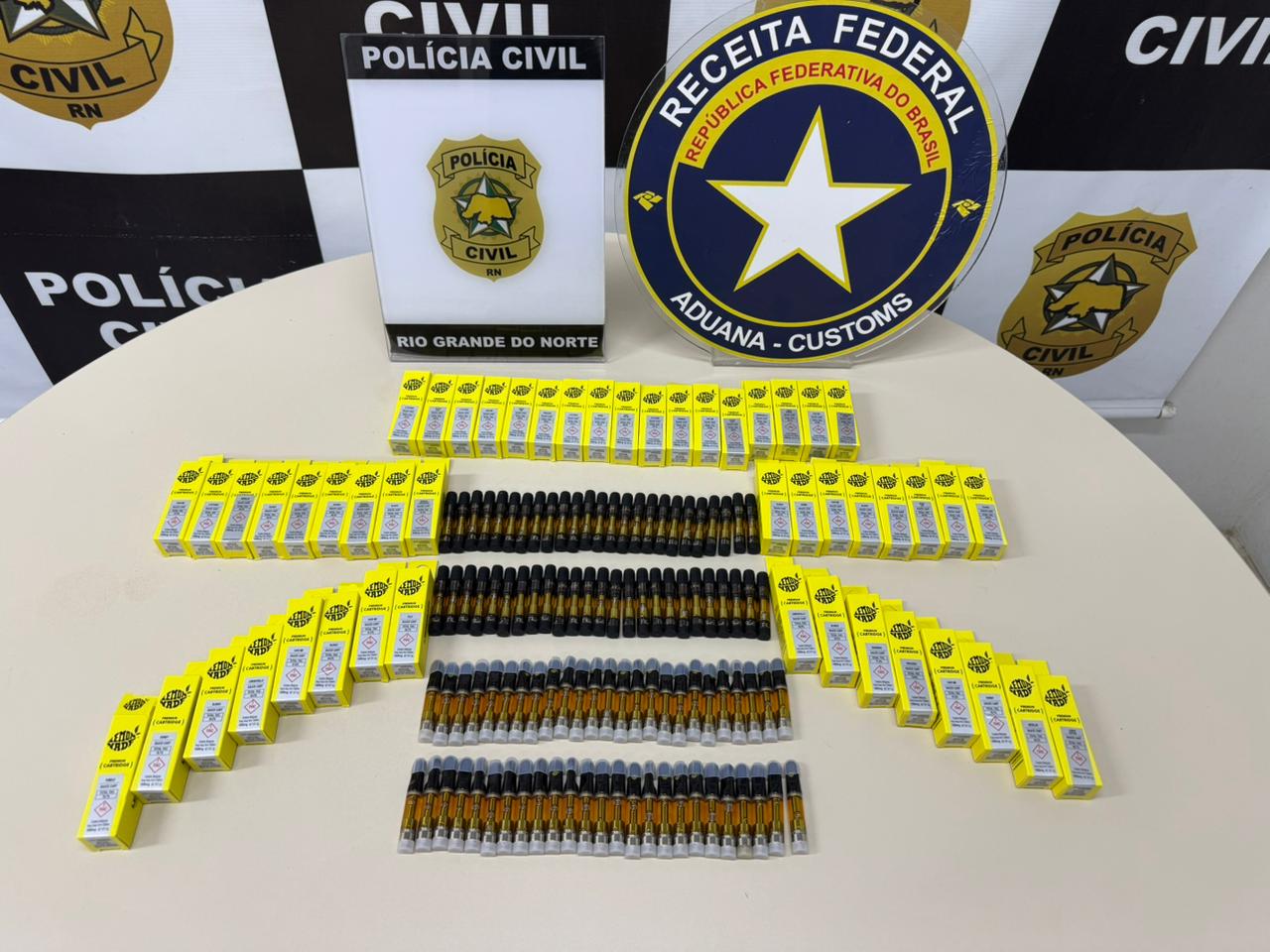 Polícia Civil e Receita Federal apreendem refis de cigarros eletrônicos com alta concentração de THC em Natal