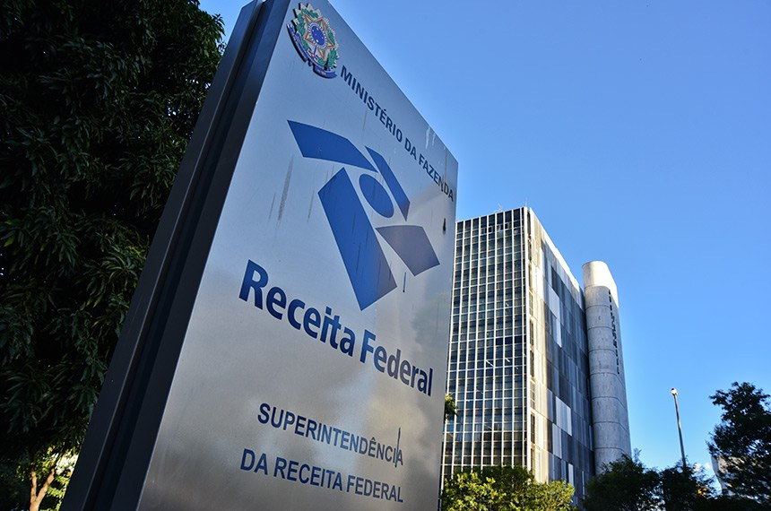 Golpistas usam dados reais de contribuintes para criar cobranças falsas em nome da Receita Federal