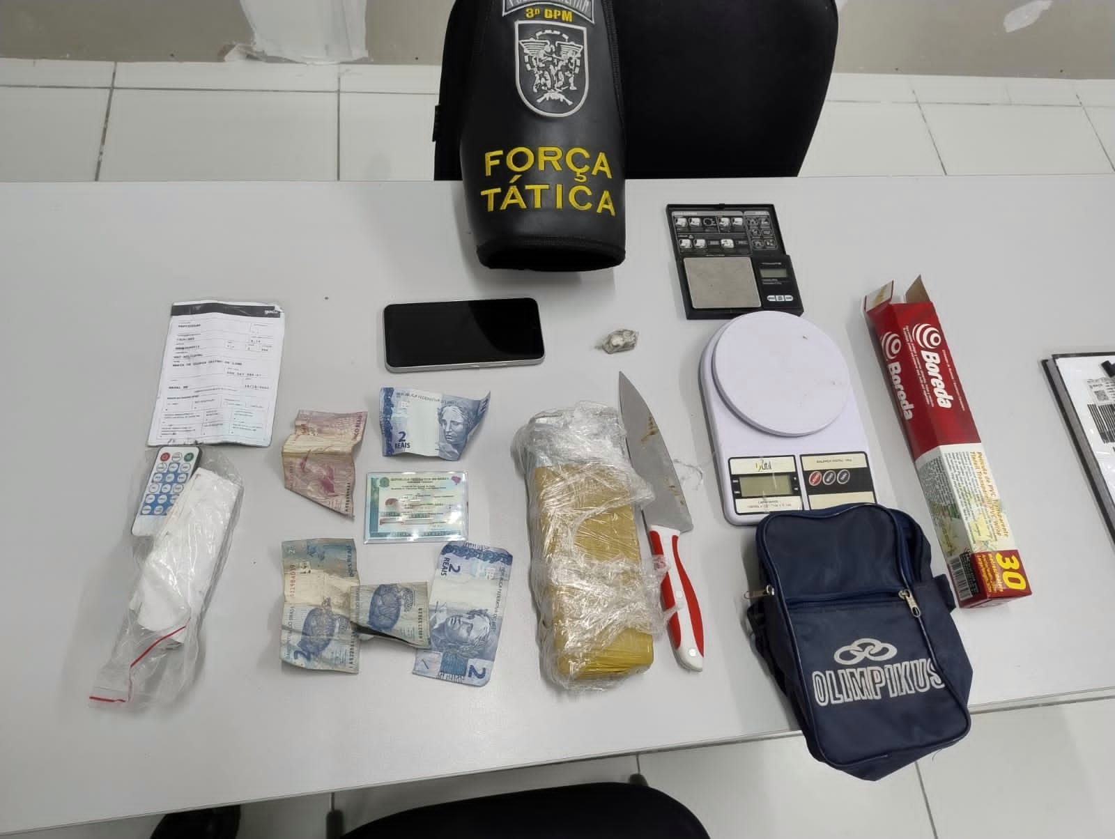 Mulher é detida durante ação policial contra o tráfico no bairro Cajupiranga, em Parnamirim