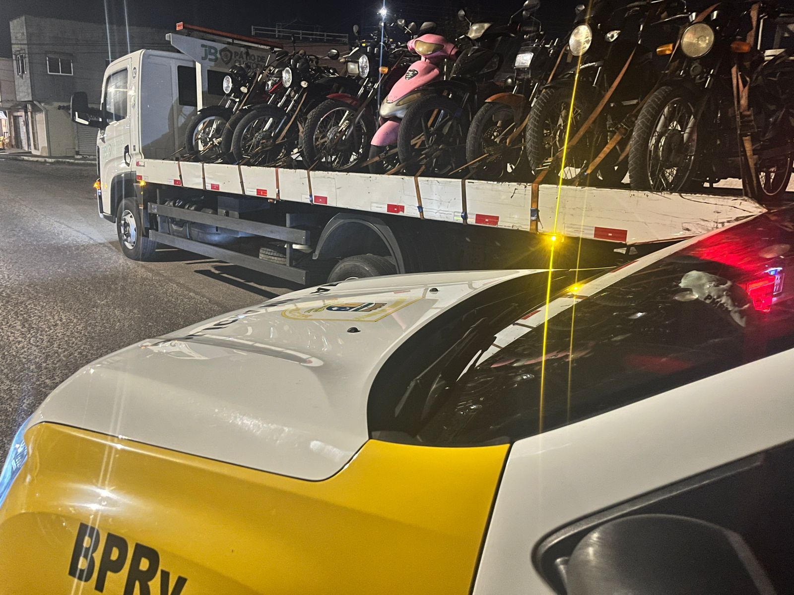 Polícia prende foragido da justiça e apreende 12 motocicletas barulhentas em Parnamirim