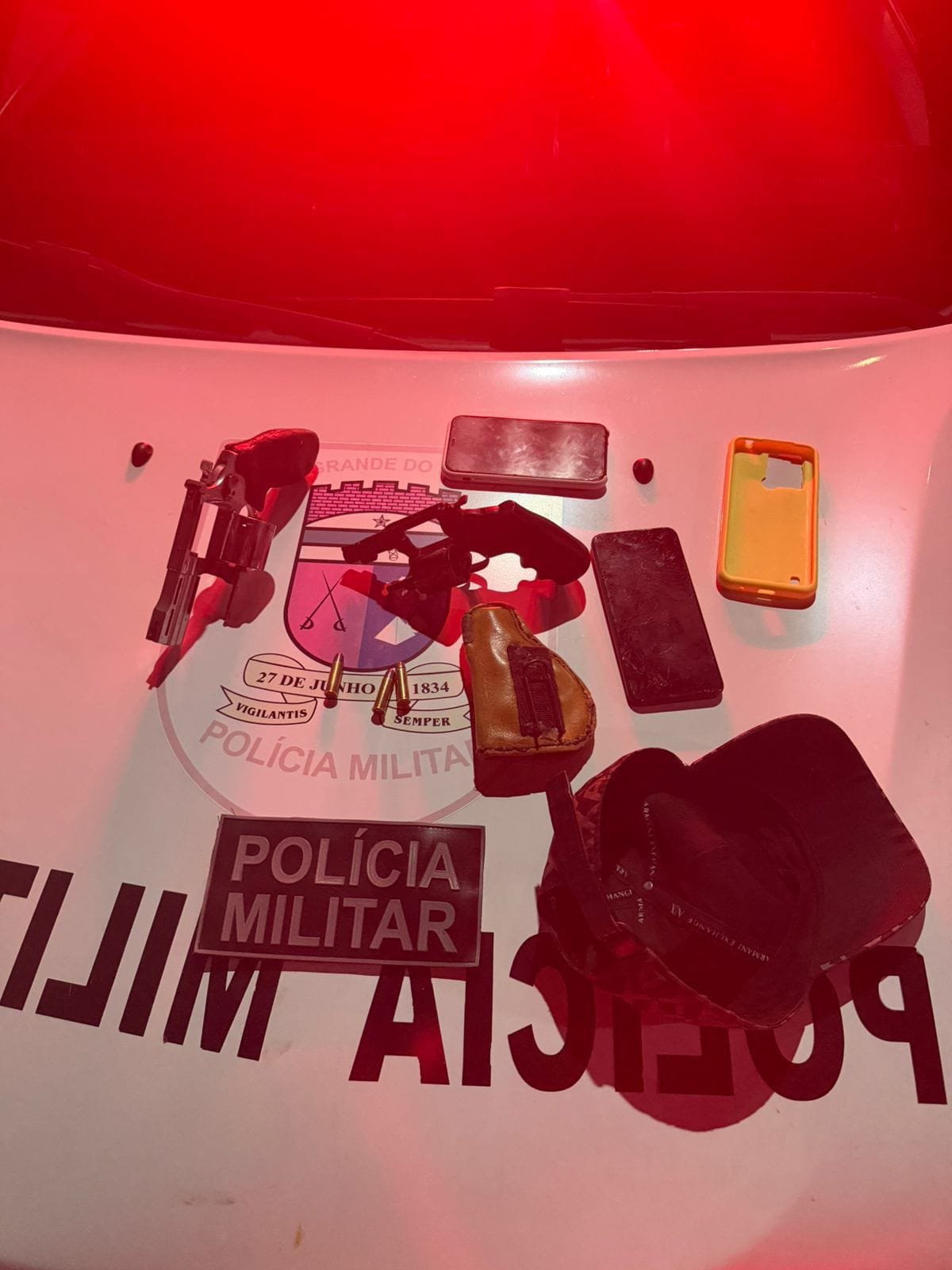 Suspeitos são presos após perseguição e apreensão de armas de fogo