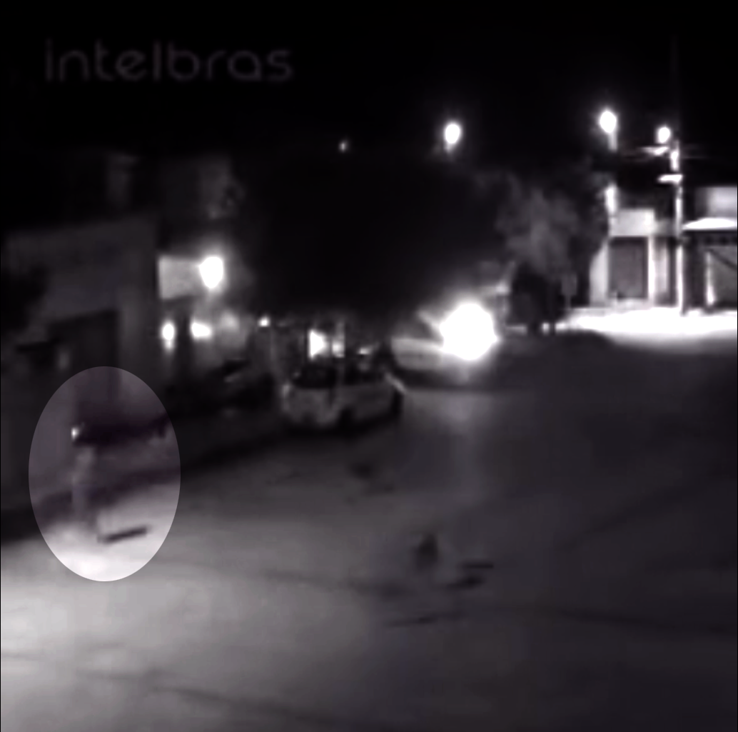 “Foi criminoso”: câmeras mostram homem de capacete incendiando viatura em Jandaíra no RN