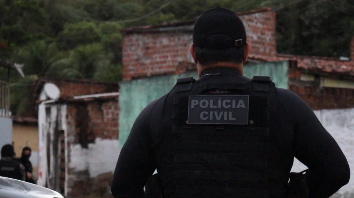 Homem de 58 anos é preso por suspeita de ameaça durante ação da Polícia Civil em Acari