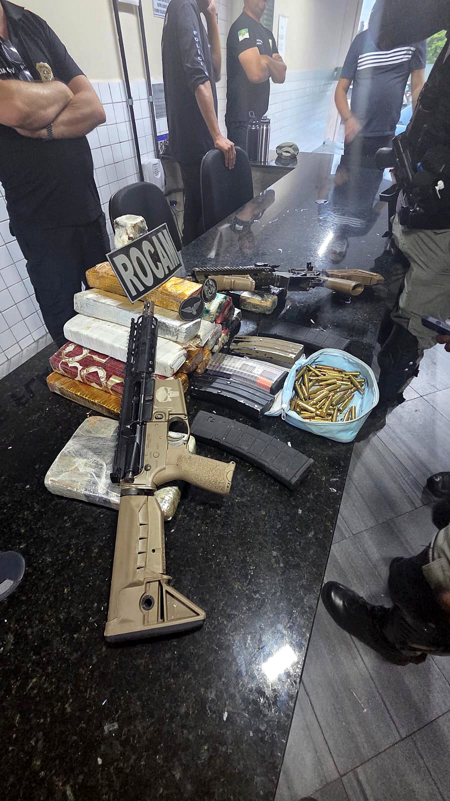 ROCAM apreende fuzis, drogas e munições durante operação em Mãe Luiza