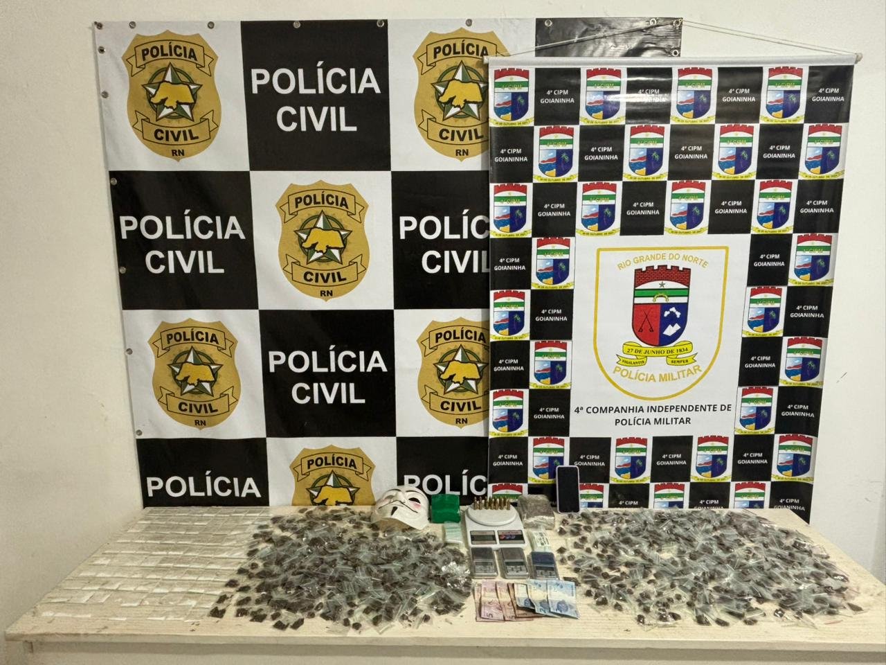 Operação prende casal e apreende mais de mil porções de drogas em Pipa