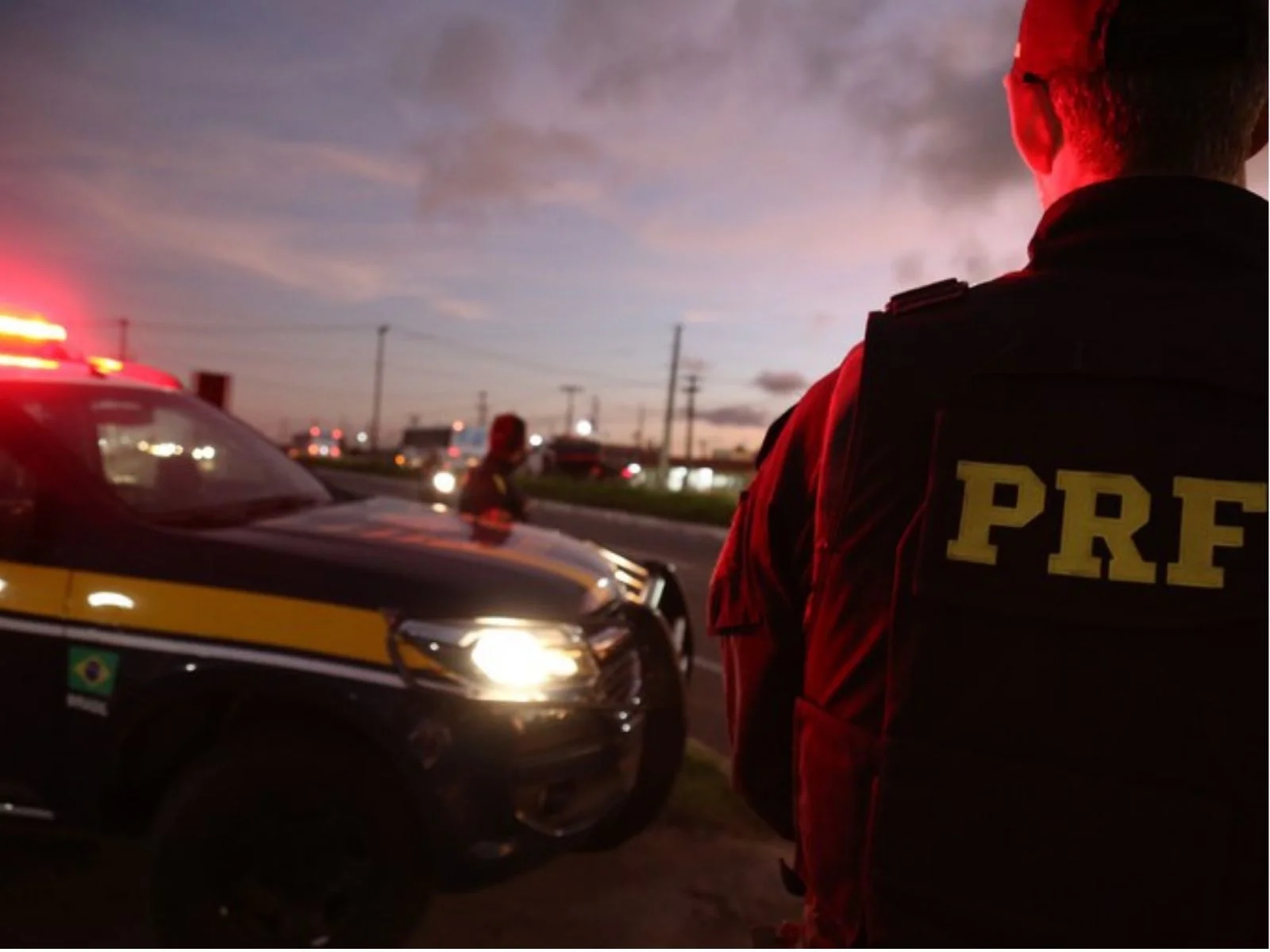 Mulher morre após carro colidir com caminhão na BR-101 em São José de Mipibu