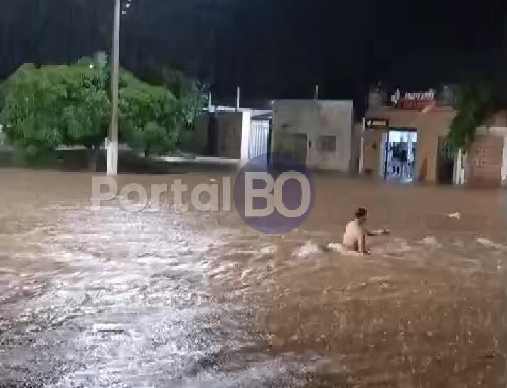 Água Pela Cintura: Morador Desafia Força da Enchente em Assu e Previsão Alerta para Mais Tempestades