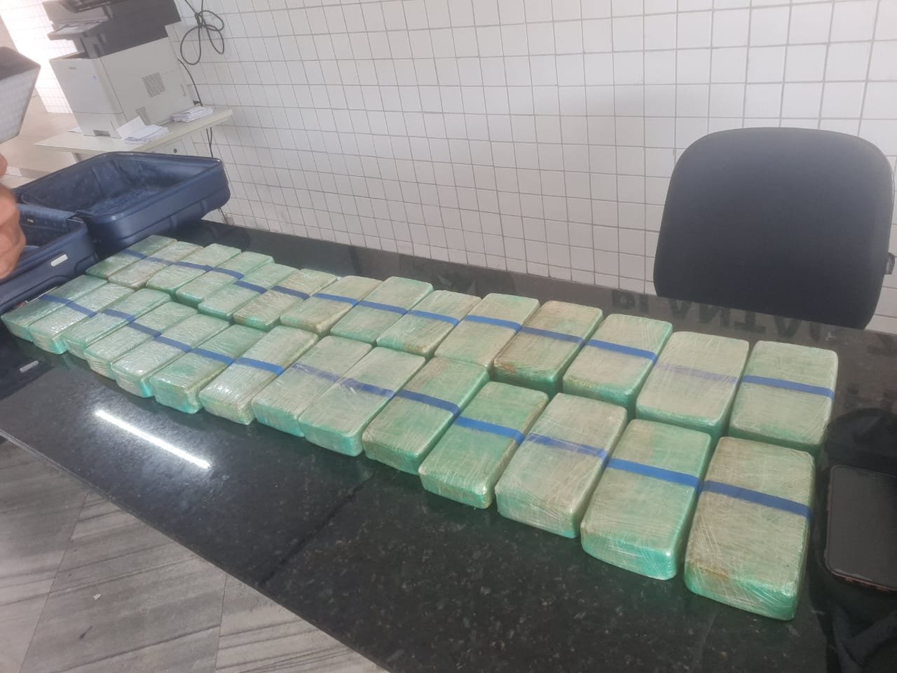 Mulher de 28 anos vinda de Fortaleza é presa com 28 tabletes de crack em Natal