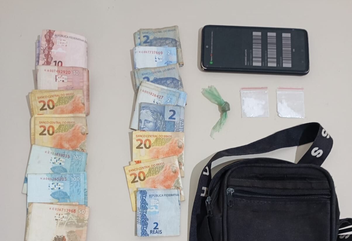 Disfarce quase perfeito: moto no escuro e droga na bolsa terminam em prisão em Ceará-Mirim