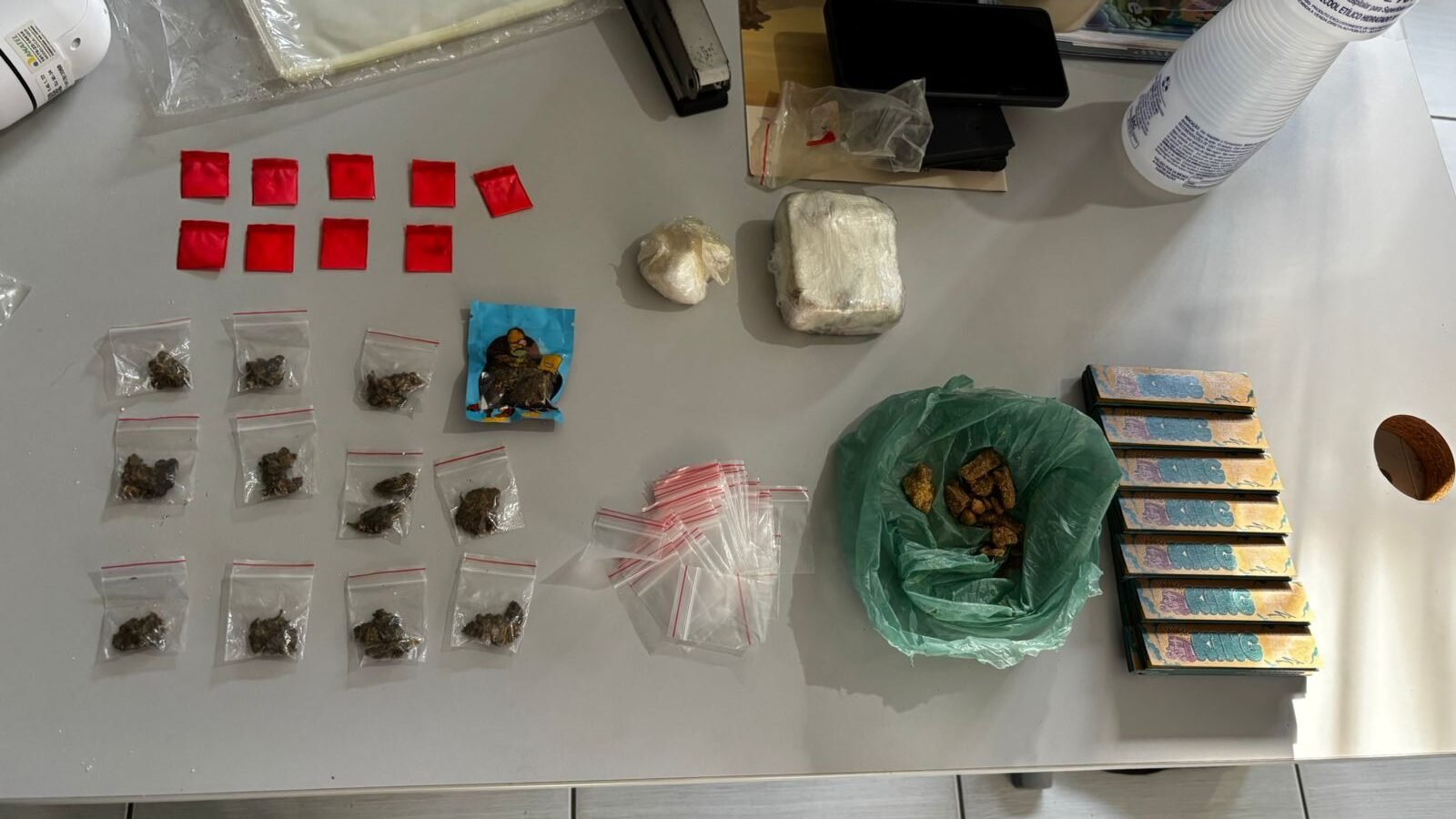 Dupla é flagrada com drogas durante operação policial na zona Oeste de Natal