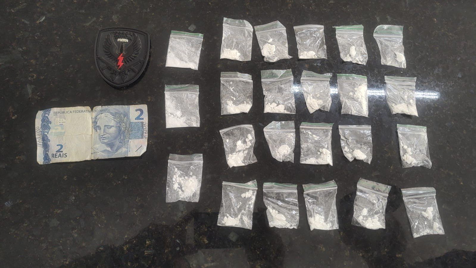 Dupla é flagrada com drogas durante operação policial na zona Oeste de Natal