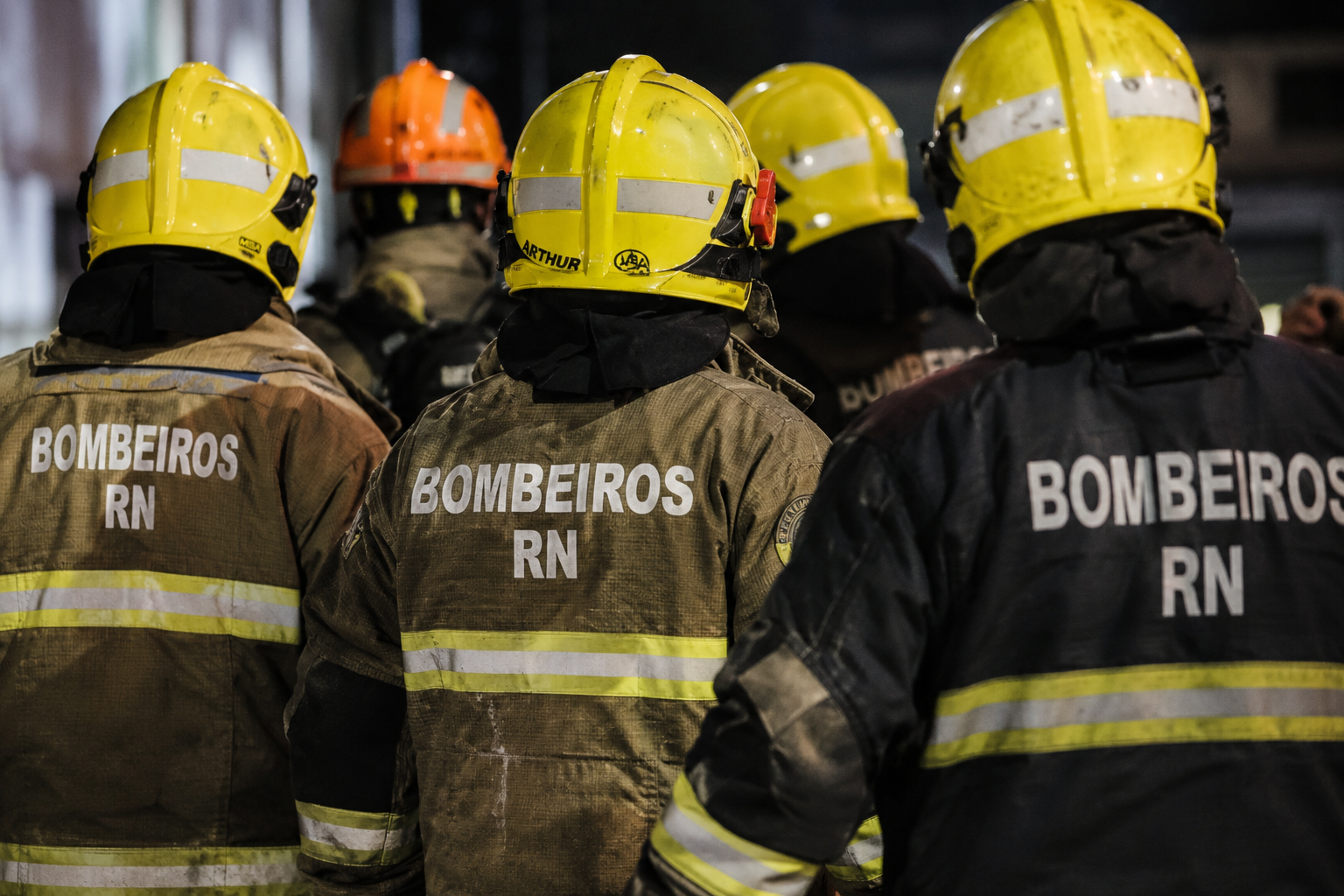 Incêndio destrói oito veículos em garagem de Parnamirim, na Grande Natal