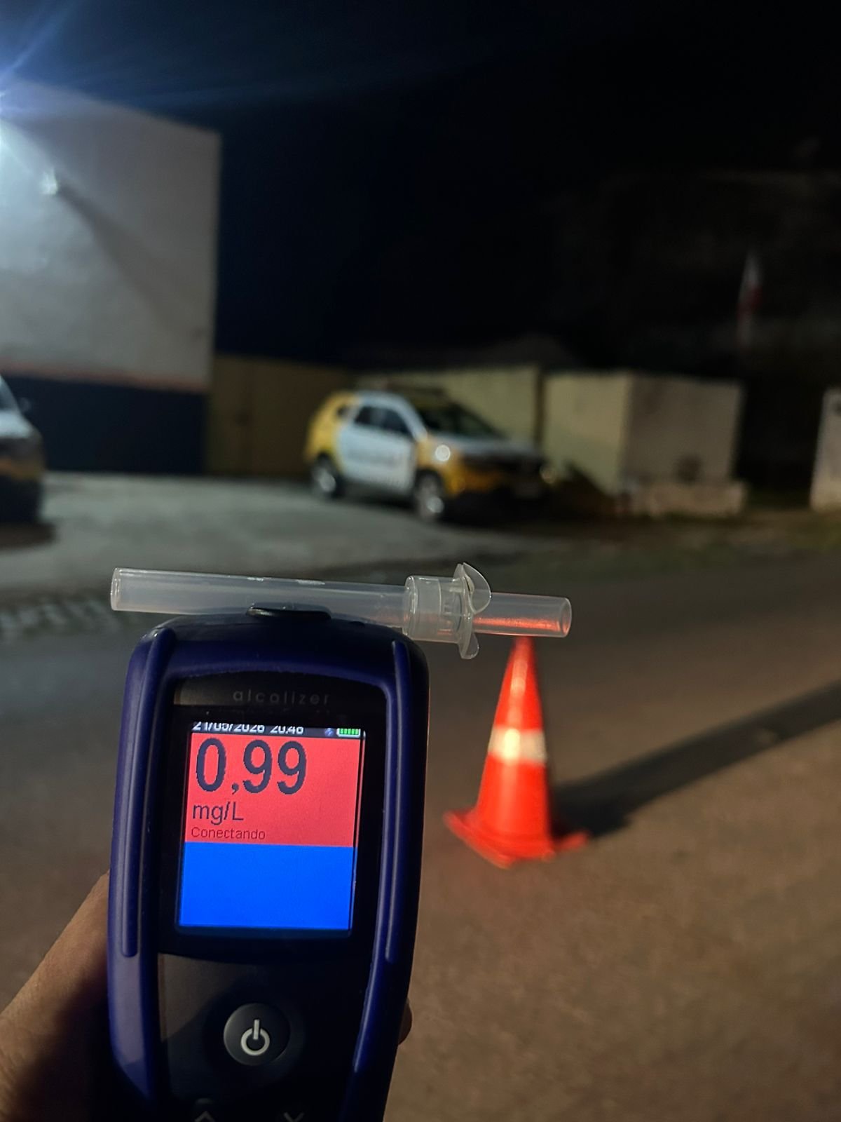 Mãe embriagada, sem habilitação e com criança de 8 anos na moto é presa durante blitz em Macaíba