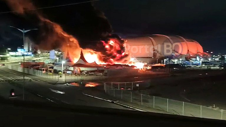 Tragedia: Incêndio atinge estrutura do Circo do Tiru ao lado da Arena das Dunas durante a madrugada em Natal