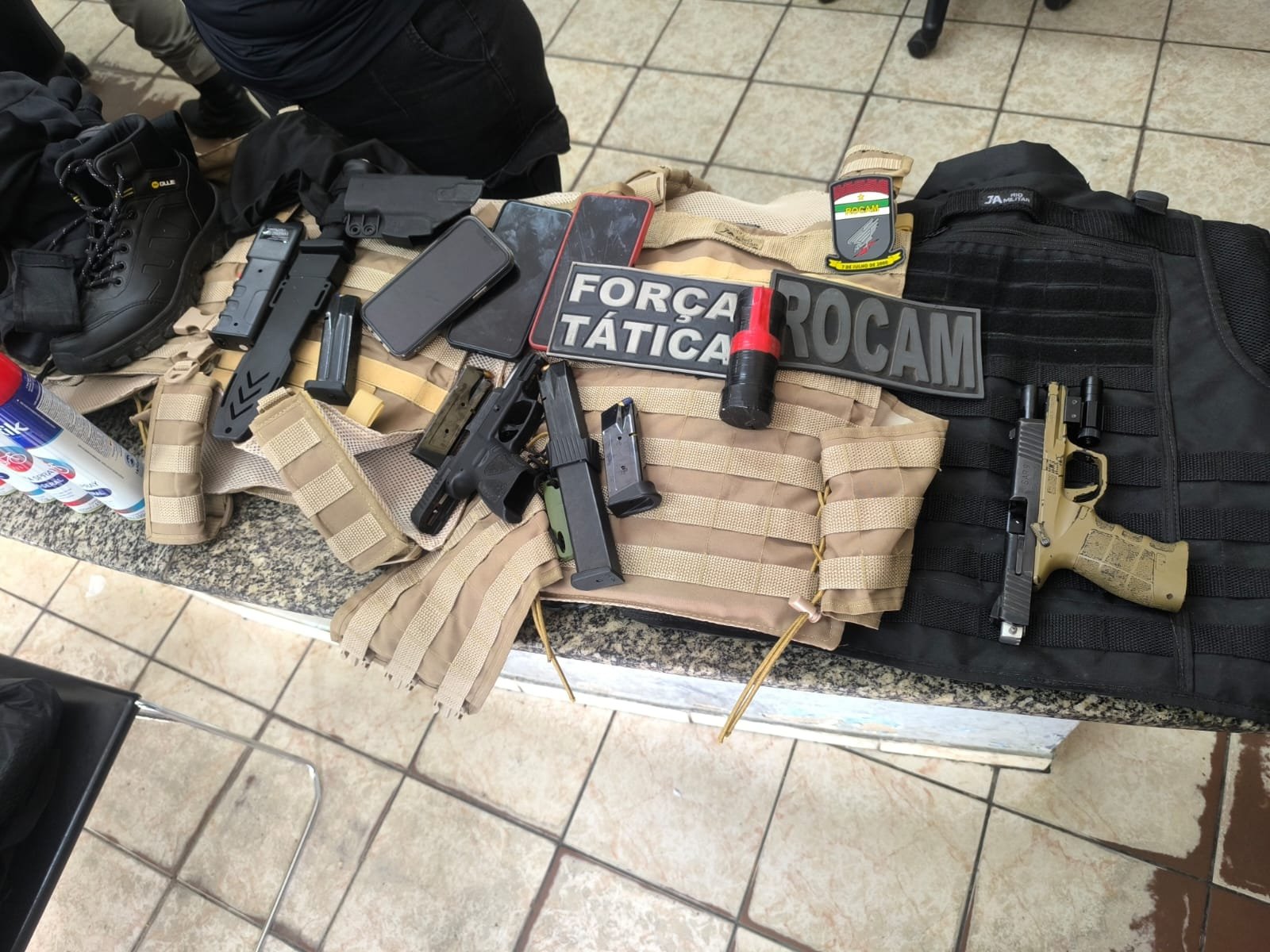 Operação conjunta apreende arsenal e material tático em residencial de Mossoró; alvo da ação teria ligação com crimes em Areia Branca