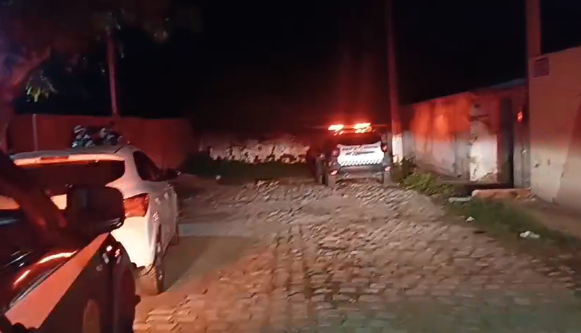 Noite violenta em Mossoró termina com confronto policial, um suspeito morto e homem baleado dentro de casa