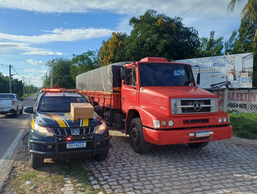 PRF apreende carga com cerca de 100 mil maços de cigarros contrabandeados no Oeste do RN