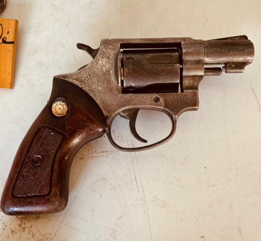 4º BPM e BPRED reagem a disparos durante averiguação de denúncia bairro Lagoa Azul e apreendem arma e drogas