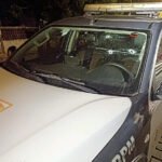 Suspeitos atiram contra viatura da PM durante confronto que terminou com um morto e dois presos em Mossoró