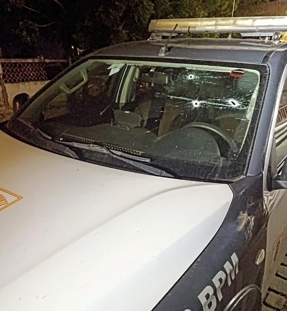 Suspeitos atiram contra viatura da PM durante confronto que terminou com um morto e dois presos em Mossoró