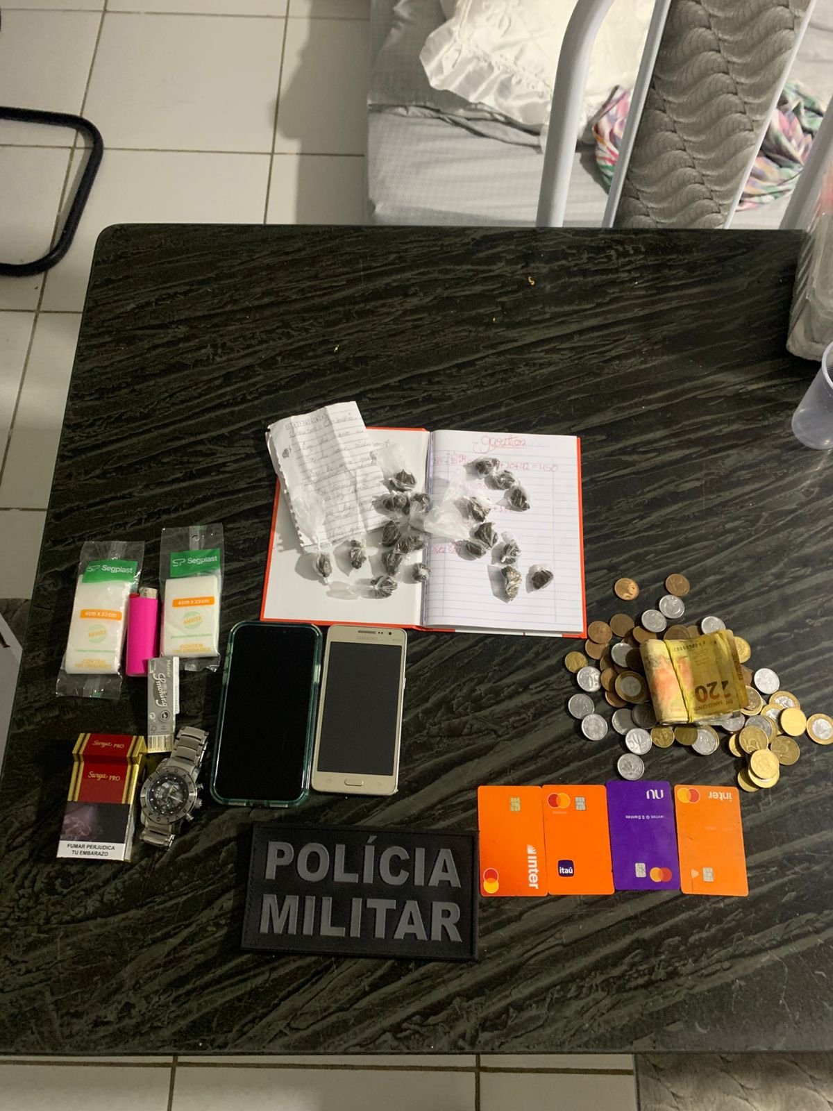 Suspeitos são presos com drogas durante ação da PM em pousada no centro de Alexandria