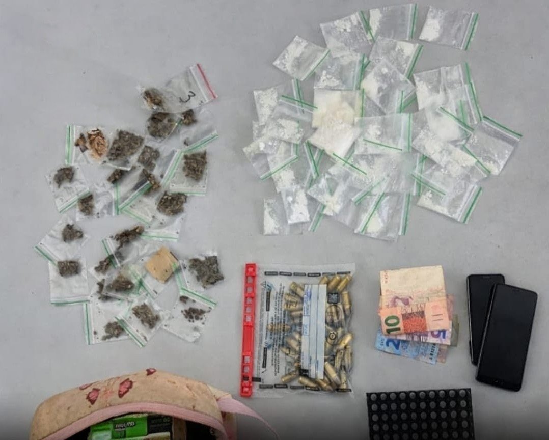 Adulto é preso e adolescente apreendido com drogas e munições em São José de Mipibu