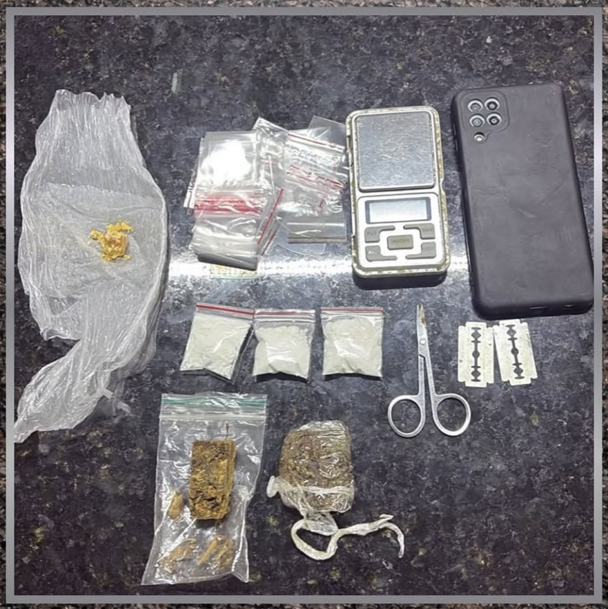 Suspeito atira contra policiais militares e abandona drogas durante fuga em Mãe Luíza