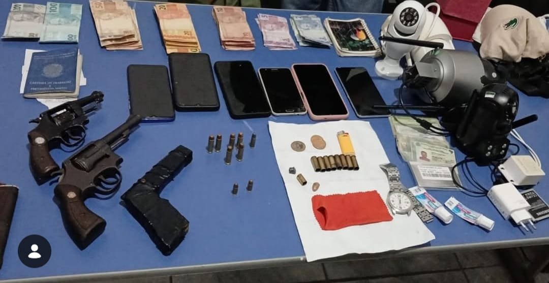 Operação policial apreende armas, munições e equipamentos de monitoramento após denúncia de tiros em Brejinho