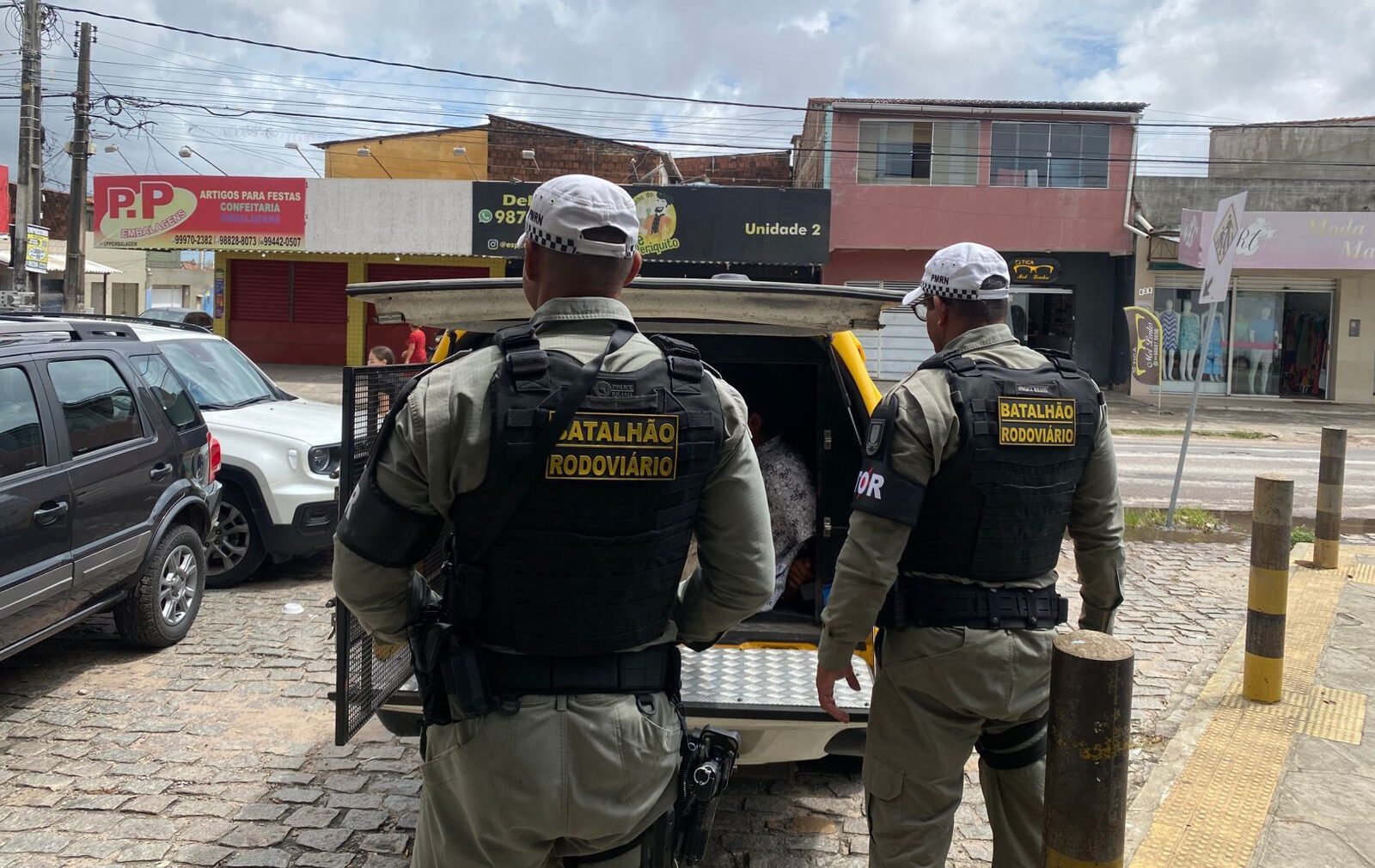 Foragido por dívida de pensão alimentícia tenta fugir pulando muros, mas é capturado pelo CPRE na Zona Norte de Natal