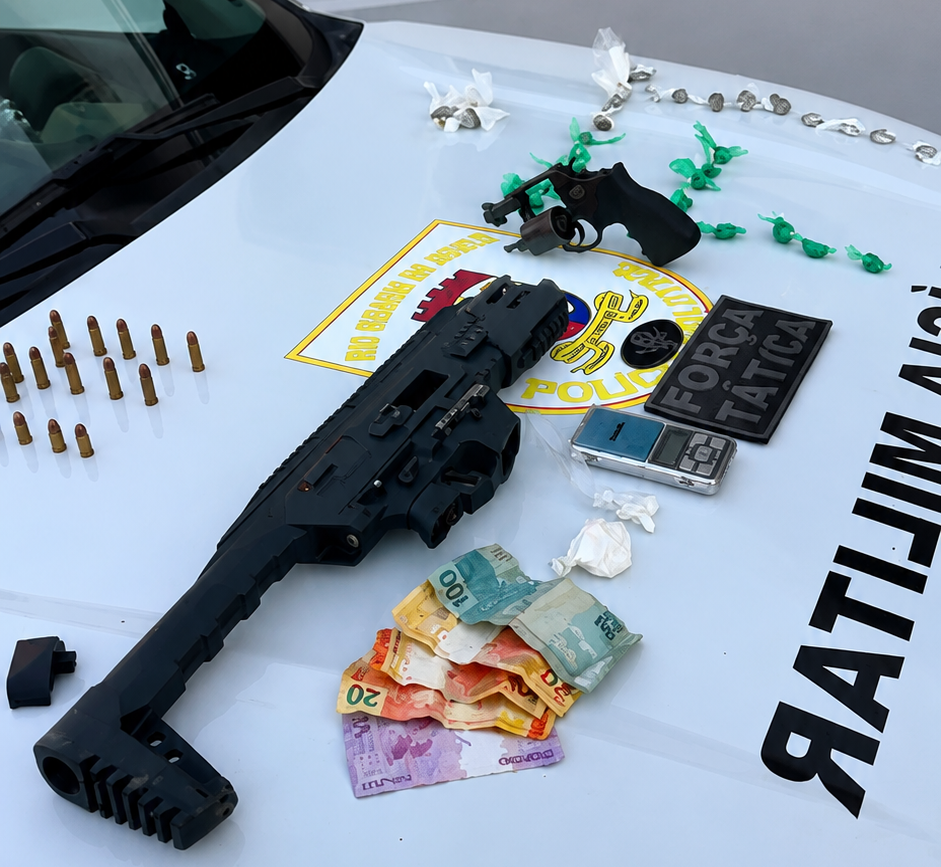 Trio tenta fugir da PM, mas acaba preso com submetralhadora, revólver e drogas em Bom Jesus