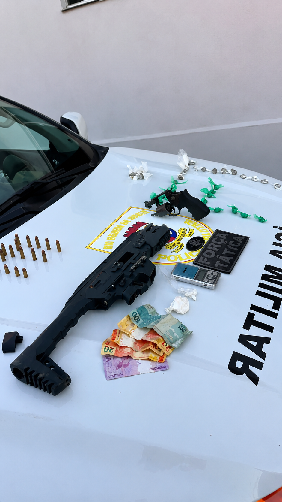 Trio tenta fugir da PM, mas acaba preso com submetralhadora, revólver e drogas em Bom Jesus
