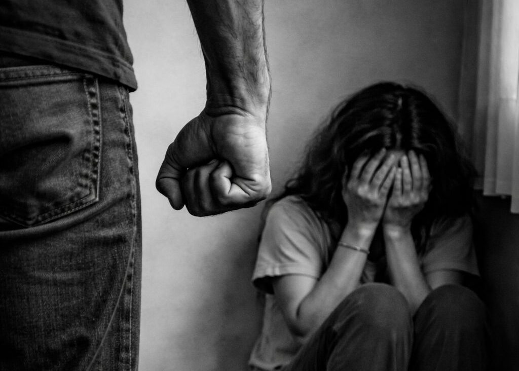 Homem é preso por violência doméstica após ameaçar companheira em Parnamirim