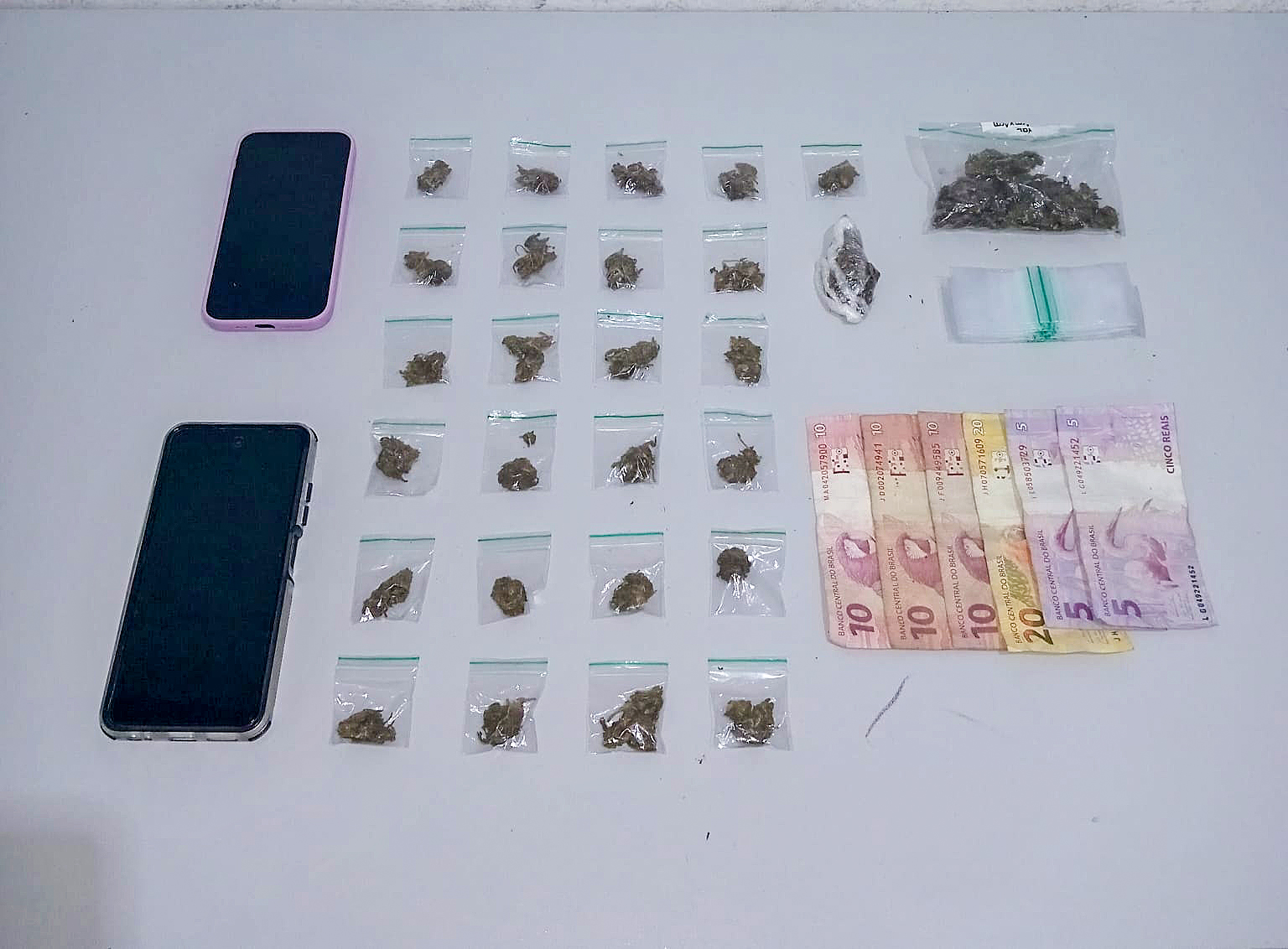 Casal é preso com porções de maconha e sacolas do tipo ‘ziplock’ no bairro Pajuçara