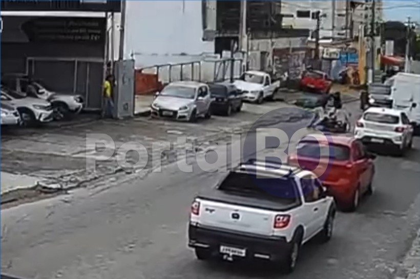 VÍDEO: Suspeito de assaltar loja de veículos sofre facada no peito quando se preparava para fuga em Nova Parnamirim