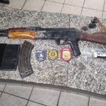 Operação integrada intercepta caminhão e apreende fuzil AK-47 camuflado em carga de madeira em Mossoró
