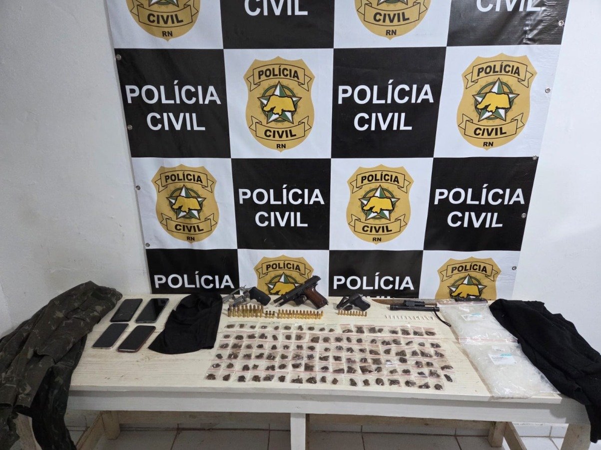 Operação Liberdade: Polícia Civil prende foragido por homicídio, apreende armas roubadas e drogas na Praia do Madeiro, em Tibau do Sul