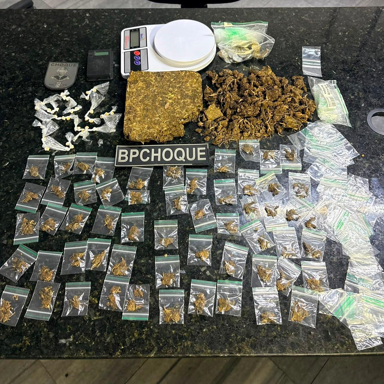 Suspeito corre ao avistar o BPChoque e abandona drogas e balanças no bairro Guarapes