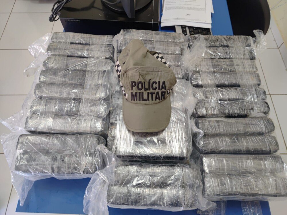 PM intercepta carregamento de 30 kg de cocaína avaliado em R$ 2 milhões na faixa de areia em Grossos