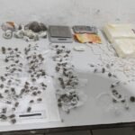 Passageira de moto por aplicativo é abordada pela Força Tática e presa com farta carga de drogas na Zona Norte de Natal